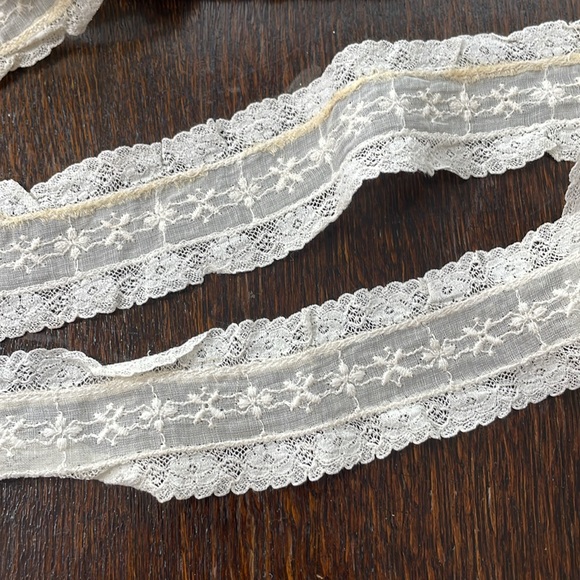 Vintage beige organdy lace trim w embroidered floral, scalloped details, 4 yards - Picture 2 of 6